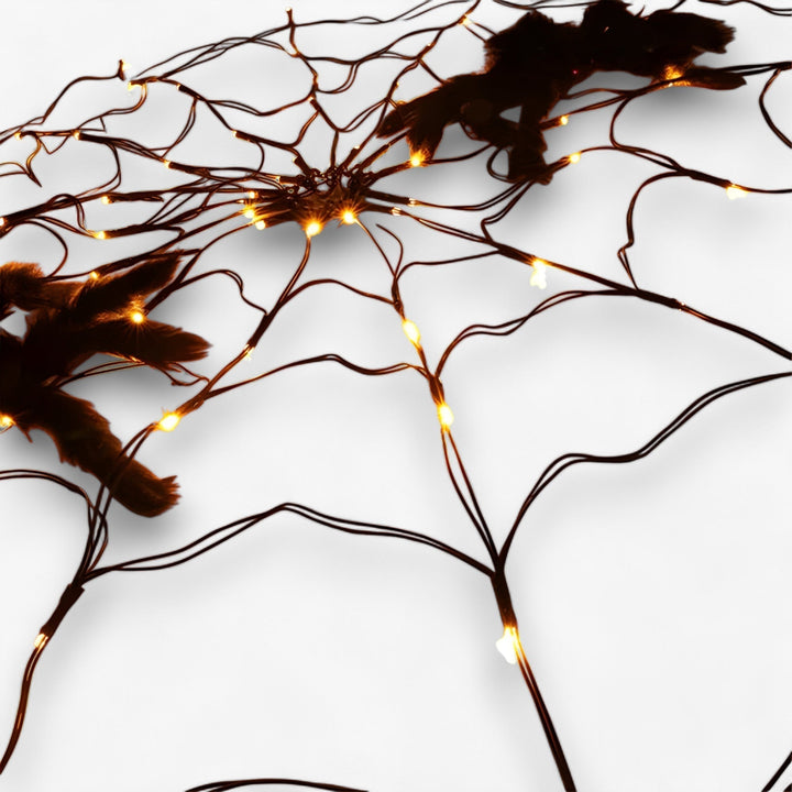 Nahaufnahme des LED Spinnennetzlichts. Leuchtend für eine schaurige Halloween-Atmosphäre. Ideal als Partybeleuchtung.
