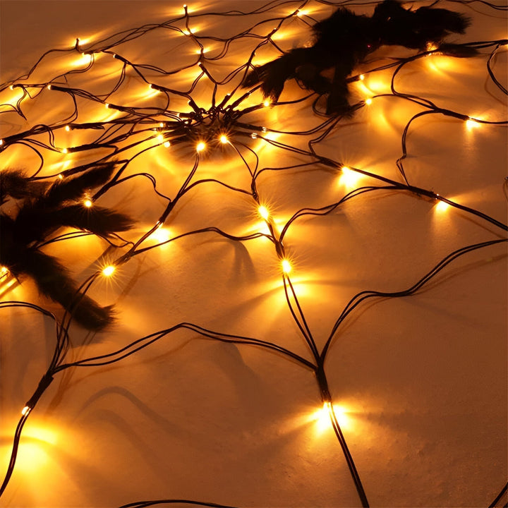 Türdekoration mit LED Spinnennetzlicht. Gruseldeko für eine unvergessliche Halloween-Party. Schnell & einfach.