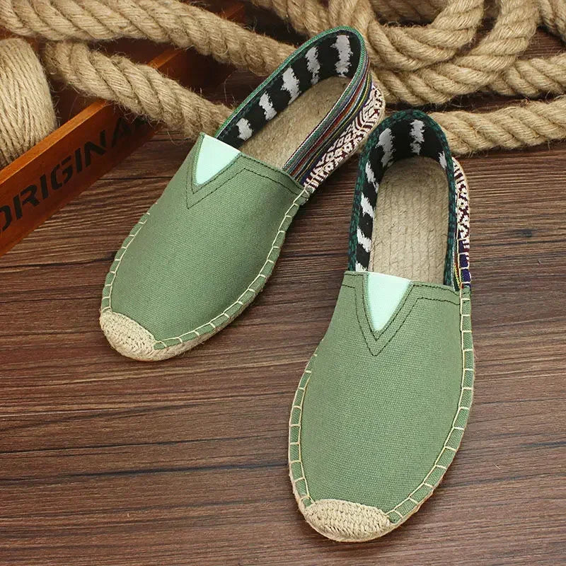 Elio Herren Espadrilles mit modernem Graffiti-Muster; bequeme Slip-ons für warme Tage.
