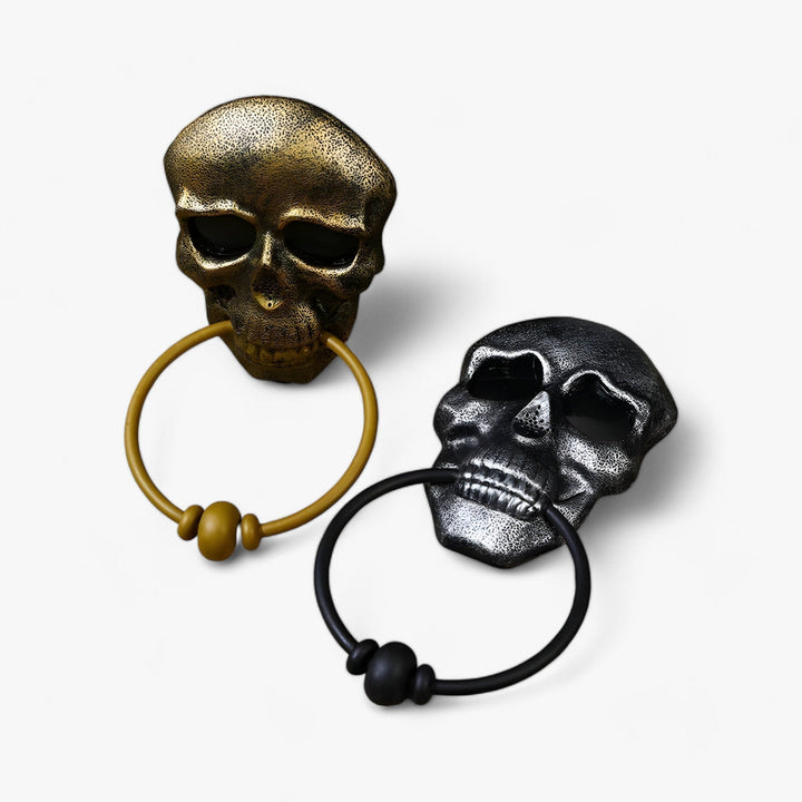 Funktioneller Totenkopf-Türklopfer mit Sound & leuchtenden LED-Augen, perfekt als schaurige Halloween-Eingangsdeko.