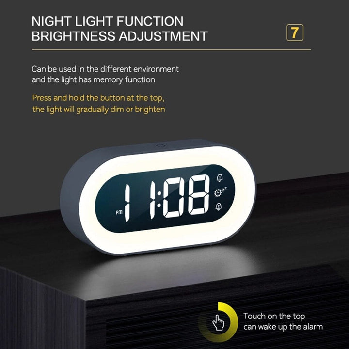 Schicker Digitalwecker mit Nachtlichtfunktion und klaren Ziffern, eine moderne Uhr für Ihr Zuhause.