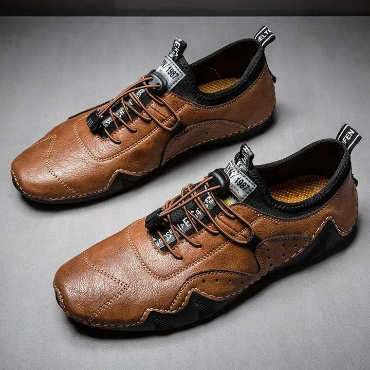 Seitenansicht schwarzer orthopädischer Herren-Schnürschuhe. Komfortable Alltagsschuhe mit rutschfester Sohle.