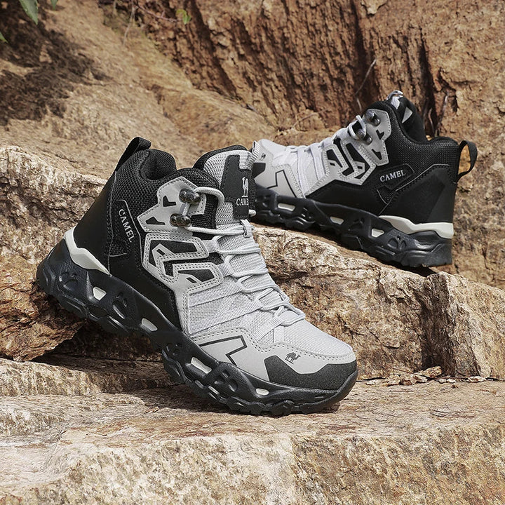 Rückansicht der grauen Herren Trekkingstiefel, knöchelhoch und stabil, für sicheren Halt im Gelände.