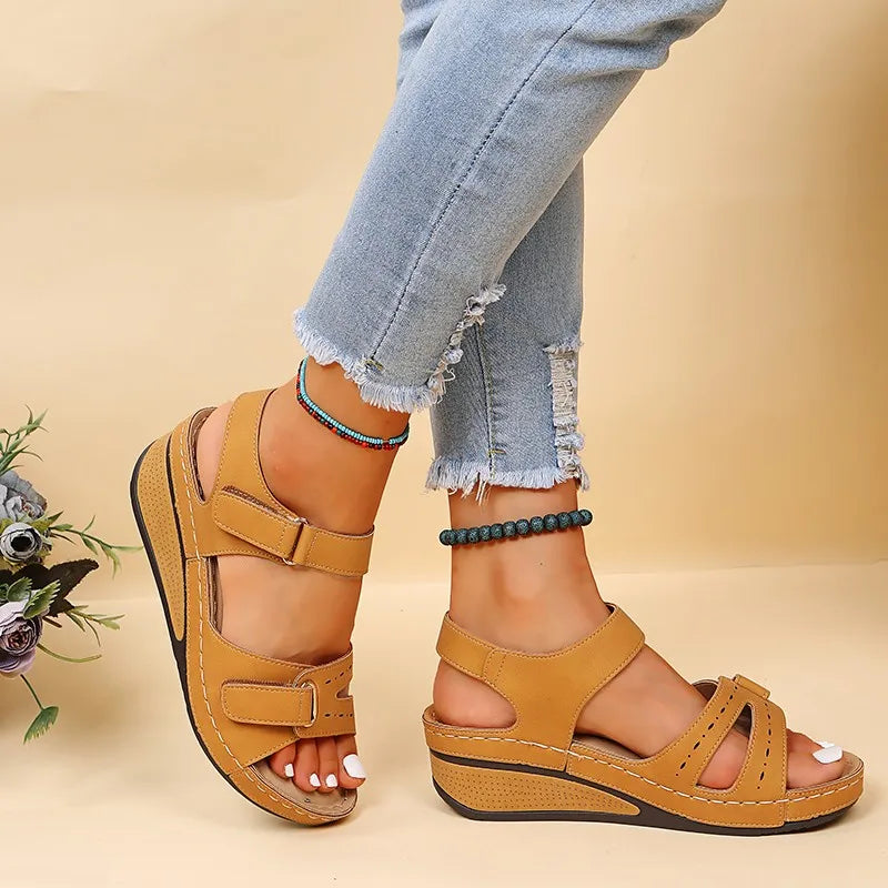 Detailaufnahme der weichen Sohle und des Riemens von schwarzen Damen Keilsandalen, maximaler Komfort.