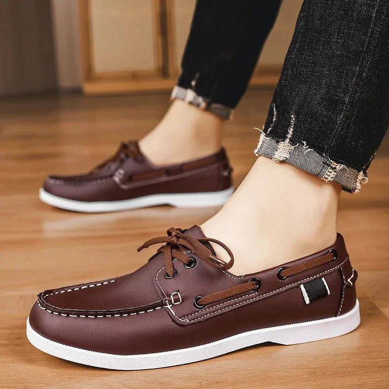 Orthopädische Slipper für Herren, die den Fuss unterstützen; mit Komfortsohle & lässigem Design.