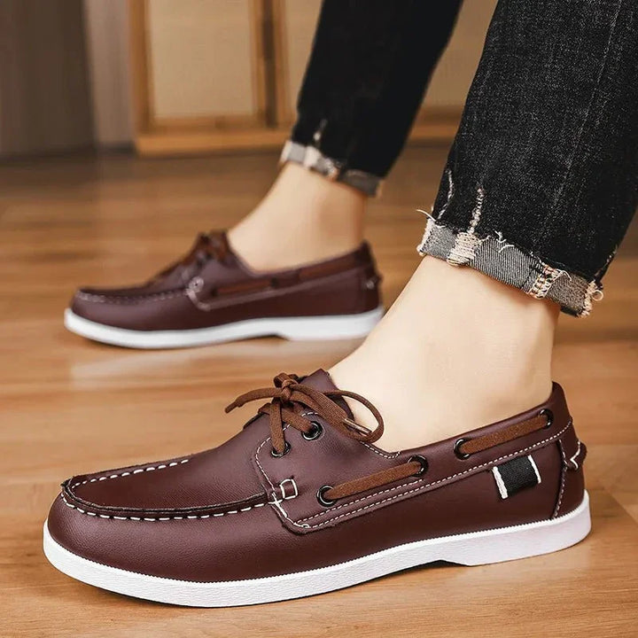Orthopädische Slipper für Herren, die den Fuss unterstützen; mit Komfortsohle & lässigem Design.