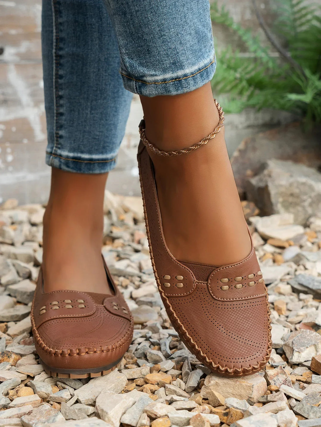 Seitenansicht klassischer Damen Loafer mit flacher Sohle, eleganter Komfortschuh für jede Gelegenheit.