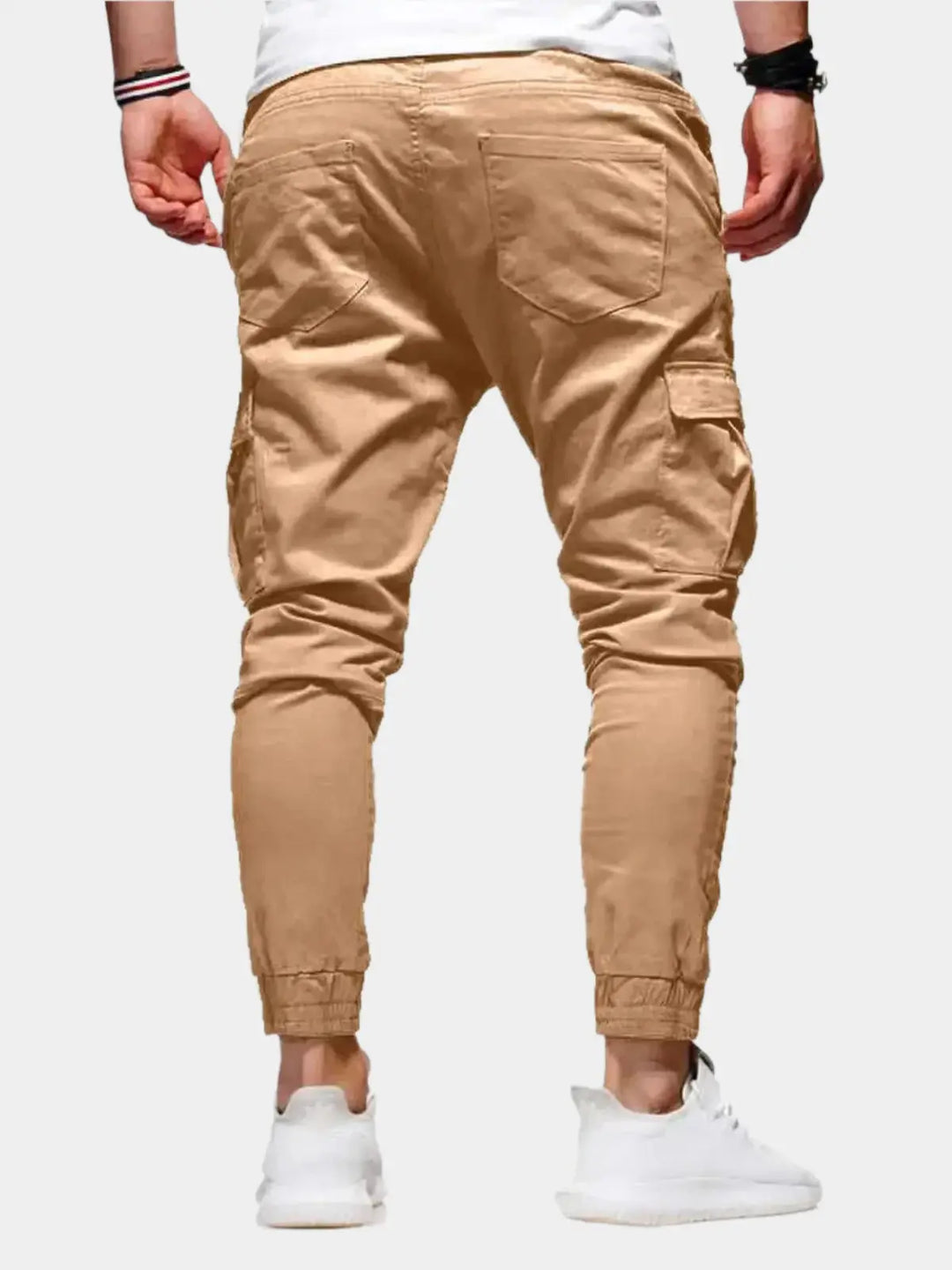 Detailansicht der hochwertigen Stoffqualität der modernen Herren Joggerhose. Langlebig & bequem.