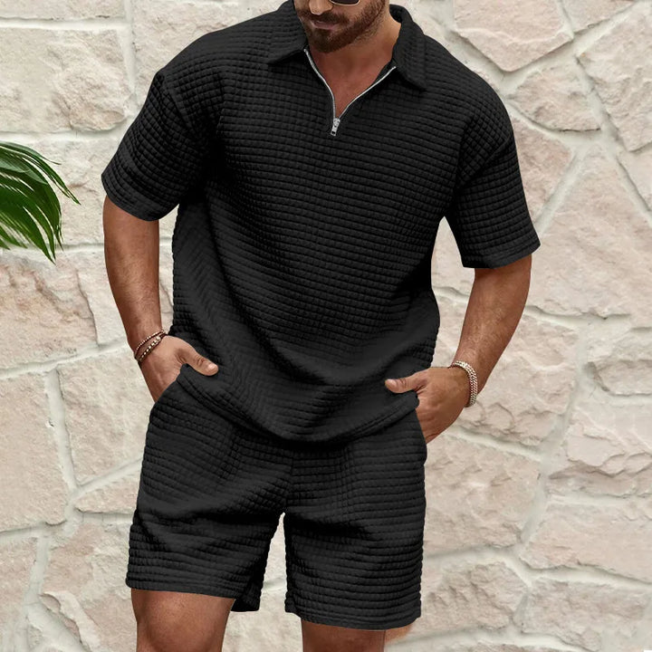 Atmungsaktives Herren Polo-Set mit Strukturmuster & Reißverschluss. Stylischer Kurzarm-Zweiteiler für Sport.