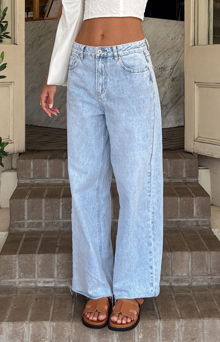 Damen Boyfriend-Jeans mit weitem Bein & mittelhohem Bund für einen lässigen Casual Look.