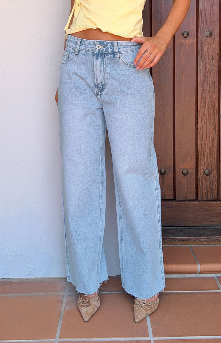 Casual Damen Jeans: Boyfriend-Stil mit weitem Bein & mittelhohem Bund. Ideal für entspannte Tage.