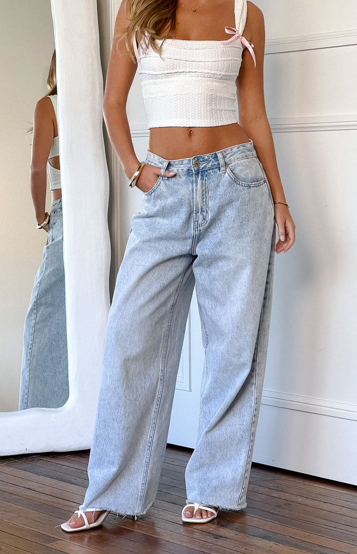 Komfortable Damen Boyfriend-Jeans mit weitem Bein, mittelhohem Bund & lockerer Passform für den Alltag.