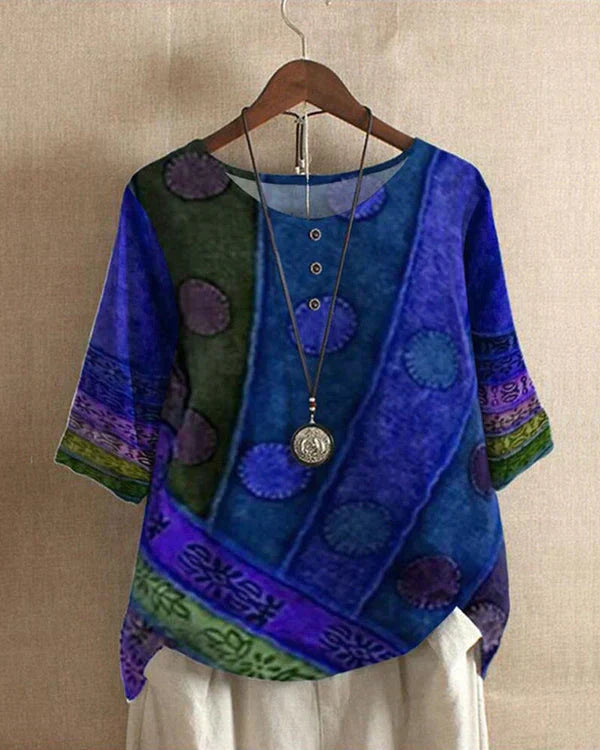 Buntes Damen Kurzarm-Oberteil mit Ethno-Muster. Locker geschnittenes Top, perfekt für sommerliche Looks.