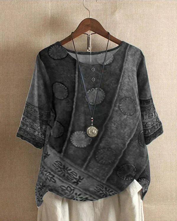 Detailaufnahme des lebhaften Ethno-Muster-Drucks auf dem Damen Kurzarm-Top. Farbenfrohes Folklore-Design.