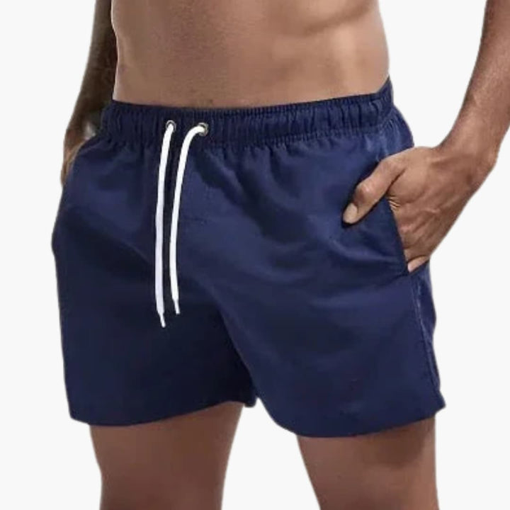 Trendige Herren Sportshorts für Wassersport & Sommermode. Stylisch & funktional.