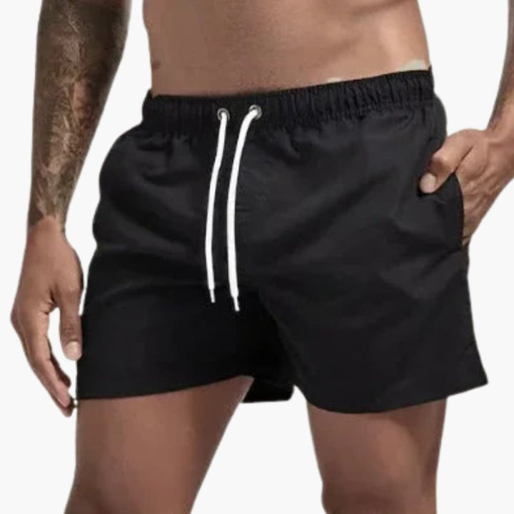 Vielseitige Herren Badeshorts, stylisch & bequem für Strand, Pool & sommerliche Aktivitäten.