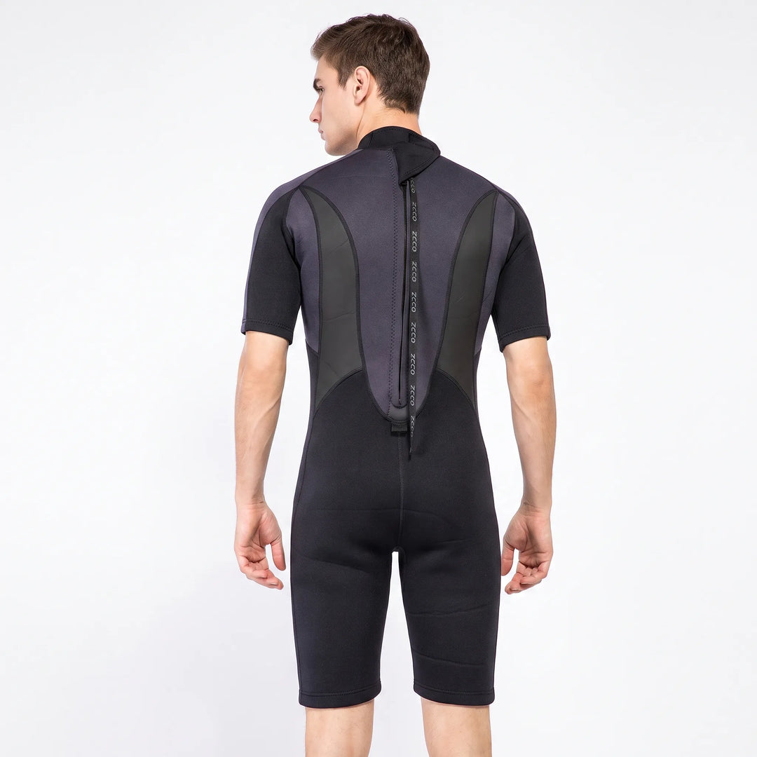 Leichter Herren Shorty Wetsuit für sommerliche Wassersportarten wie Surfen & Schwimmen. Perfekt für Strand & Meer.