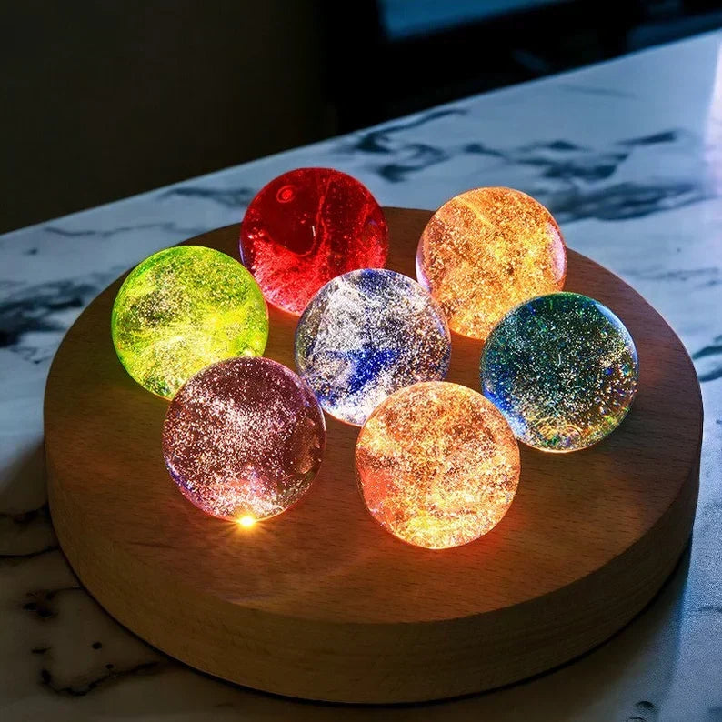 Siebenteilige Aurasphere Kristallkugel Lampe, schafft zauberhaftes Stimmungslicht mit Holzelementen und Galaxie-Effekt.