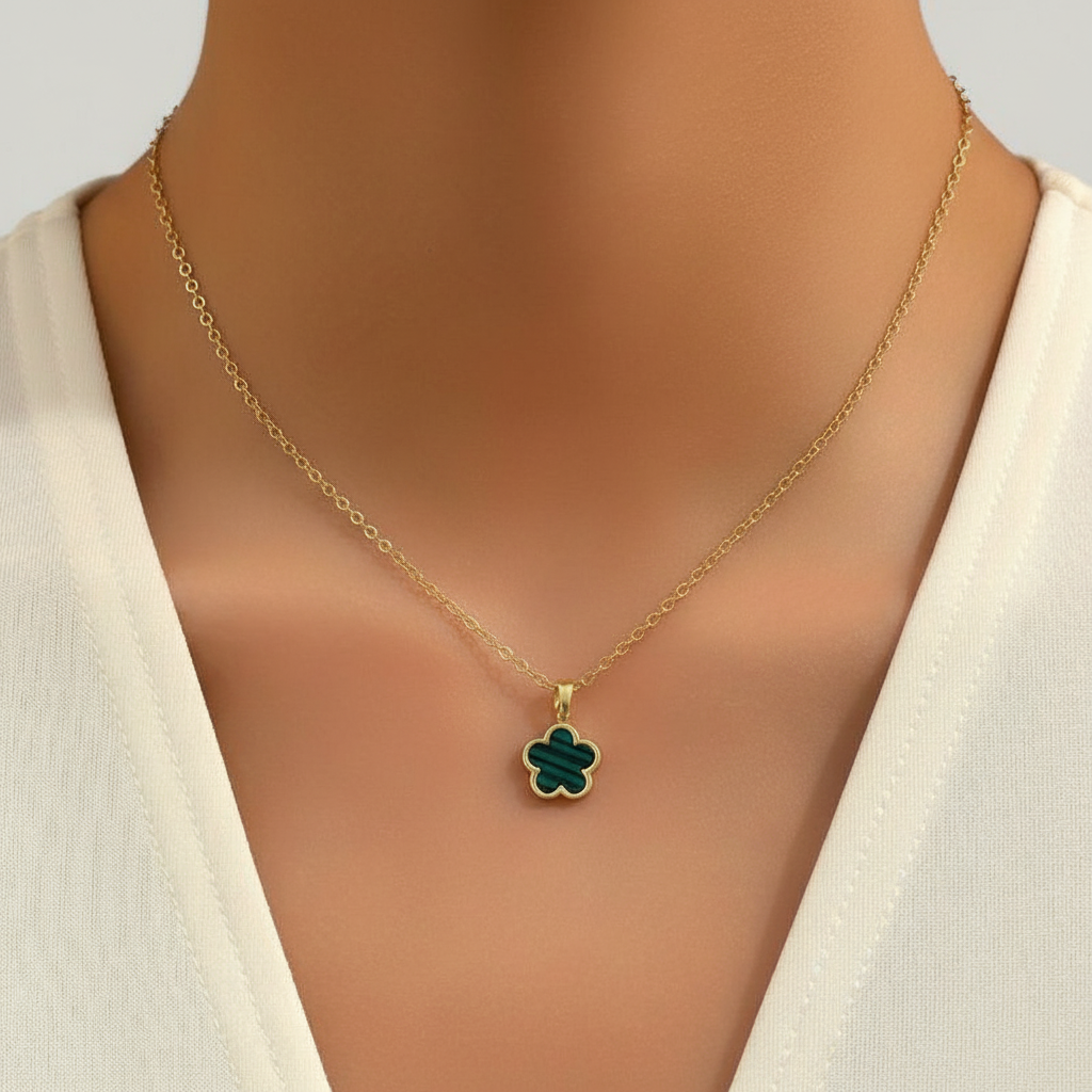 Nahaufnahme des zarten Blumenanhängers an einer glänzenden Silberkette, filigraner Damenschmuck.