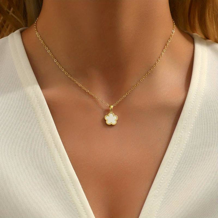 Hochwertige Silberkette mit detailliertem Blumenanhänger. Moderner und eleganter Silberschmuck für Damen.