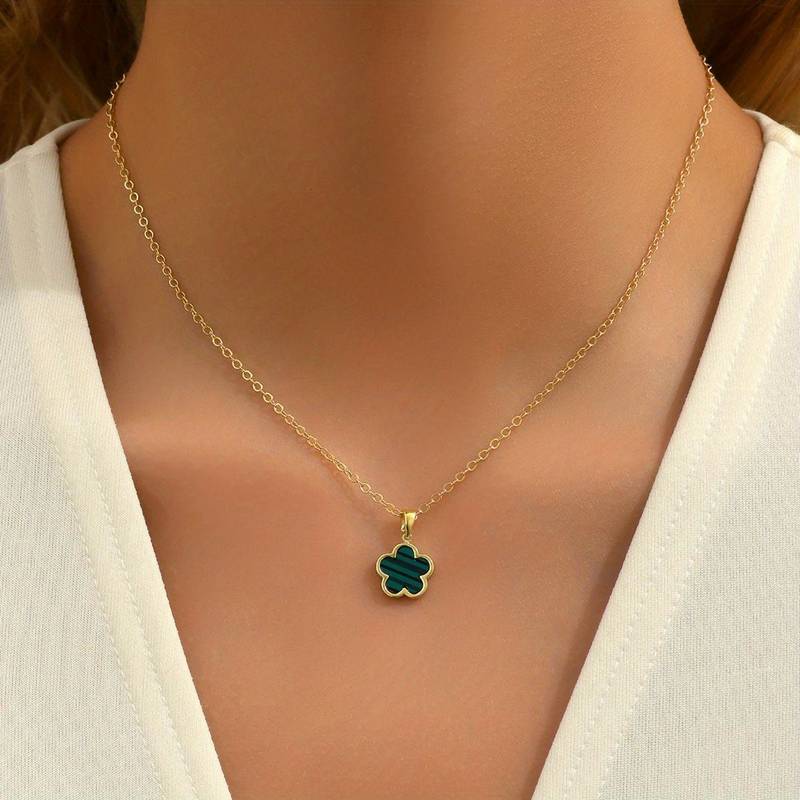 Detailansicht der Silberkette mit FlowerGlow Blumenanhänger, stilvoller Naturschmuck für Damen.