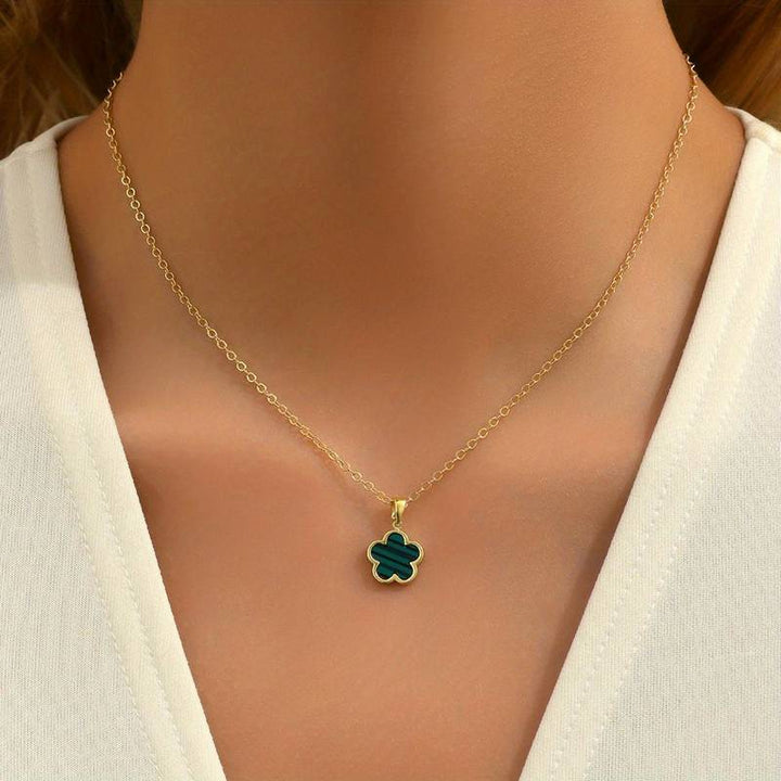 Detailansicht der Silberkette mit FlowerGlow Blumenanhänger, stilvoller Naturschmuck für Damen.