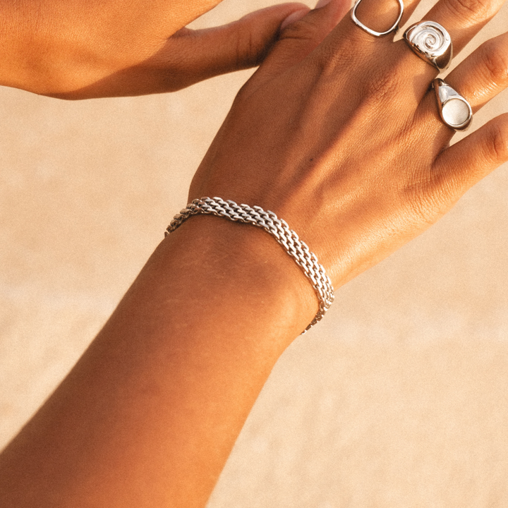 Trendiges Damenarmband: geflochtenes Design, Gold & Silber, aus wasserfestem Edelstahl.