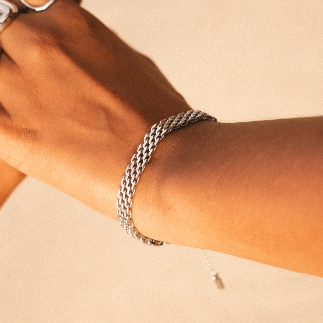 Stilvolles Damenarmband: geflochten in Gold & Silber, aus wasserfestem und hautfreundlichem Edelstahl.