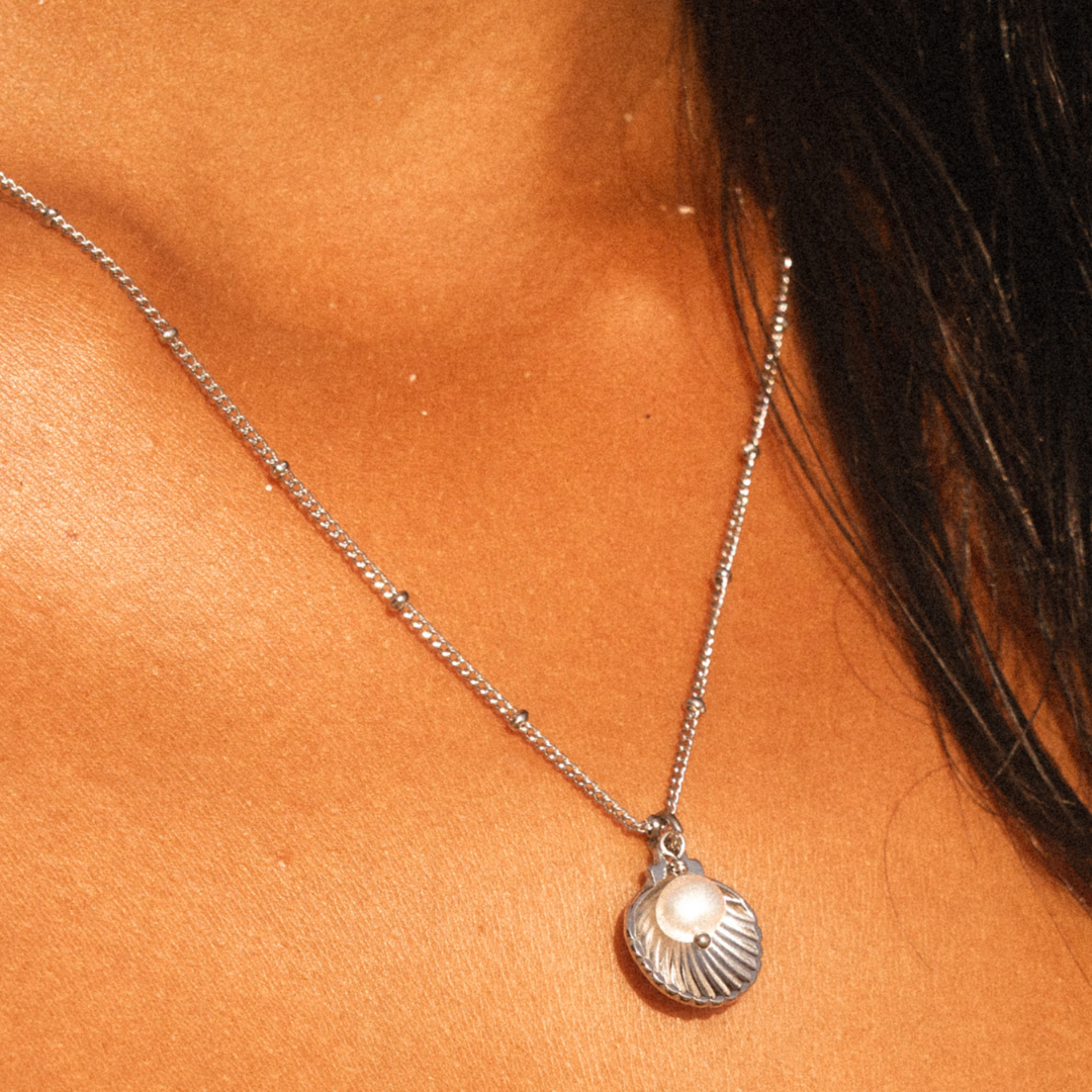 Elegante Damen Halskette Gold/Silber, Muschel-Anhänger & Süßwasserperle. PVD-beschichtet, wasserdicht.