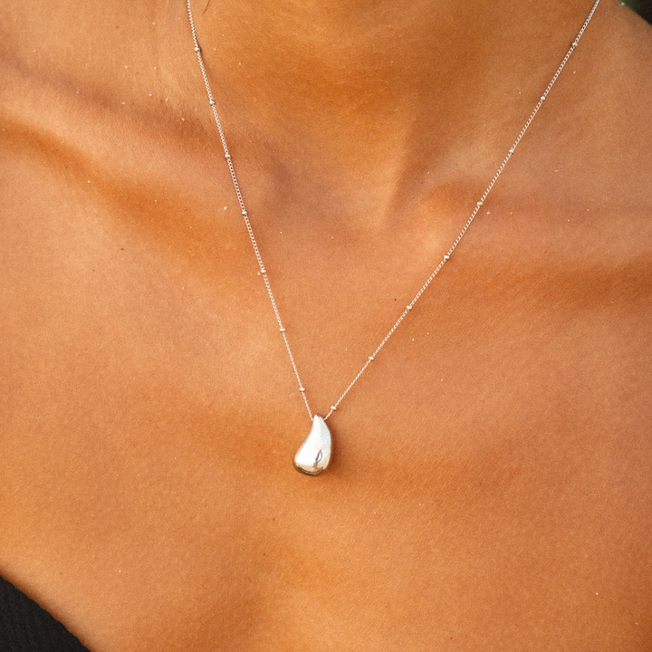 Glänzende Tropfen Halskette für Damen. Wasserfeste Edelstahlkette in Gold oder Silber, allergikerfreundlich.