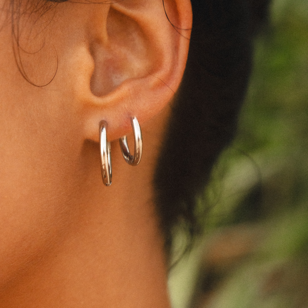 Hypoallergene silberne Edelstahl Creolen. Robuster, wasserfester Schmuck für Damen.