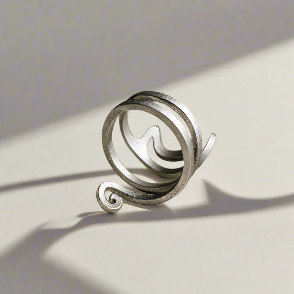 Bezaubernder Frauenring aus Silber: Ein Katzenring im Spiral-Design, ideal als einzigartiges Schmuckgeschenk.