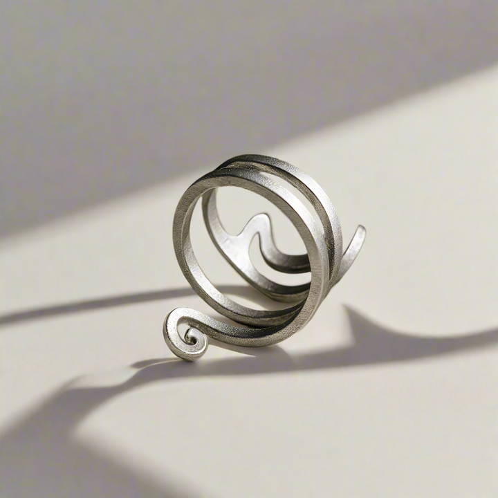 Bezaubernder Frauenring aus Silber: Ein Katzenring im Spiral-Design, ideal als einzigartiges Schmuckgeschenk.