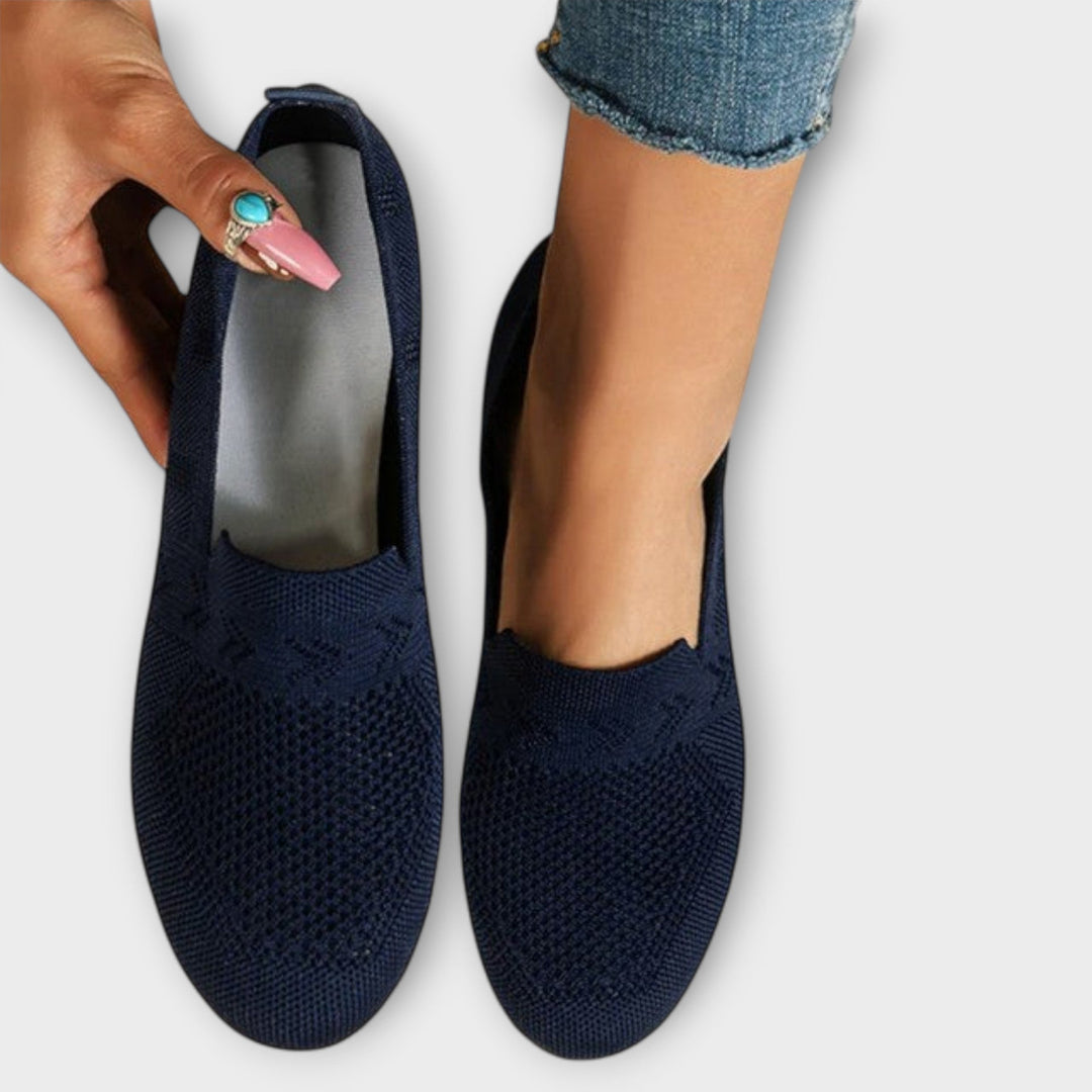 Moderne Damen Loafer, schwarz, flache Schuhe mit bequemer Passform für den Alltag.