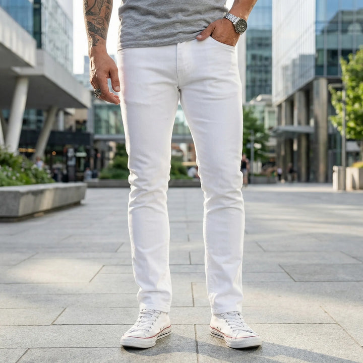 Weiße Slim Fit Herrenjeans Collin für modernen Sommerlook; stilvolle Freizeithose für Herrenmode.