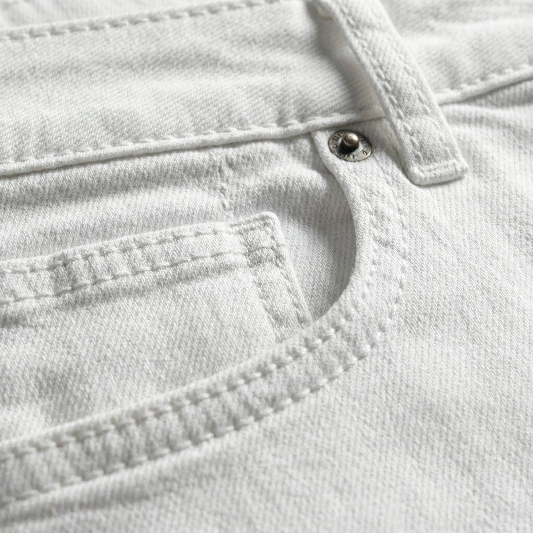 Figurbetonte weiße Slim Fit Herrenjeans Collin; ideale Sommerjeans für modische Herren Freizeitoutfits.