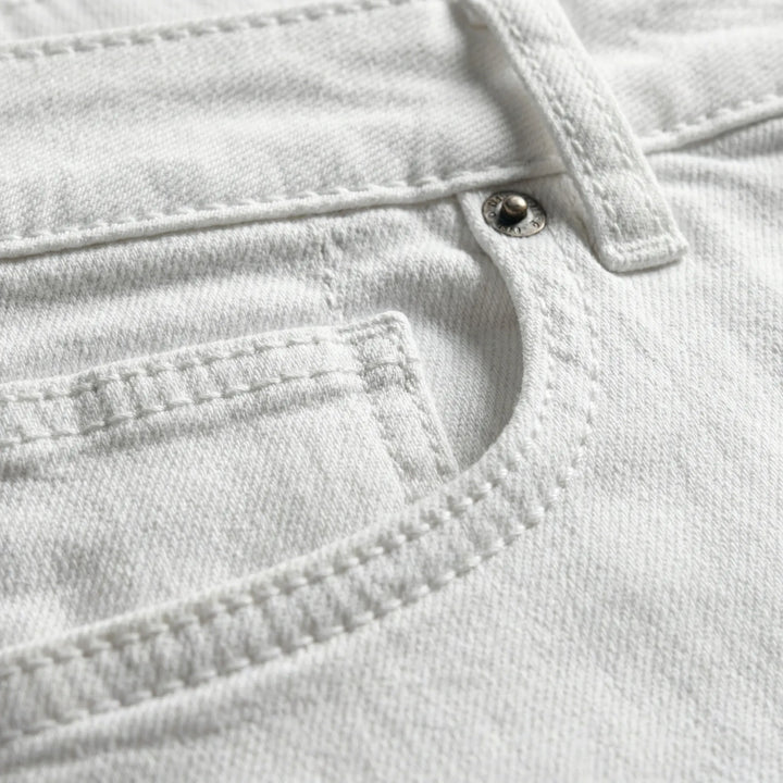 Figurbetonte weiße Slim Fit Herrenjeans Collin; ideale Sommerjeans für modische Herren Freizeitoutfits.