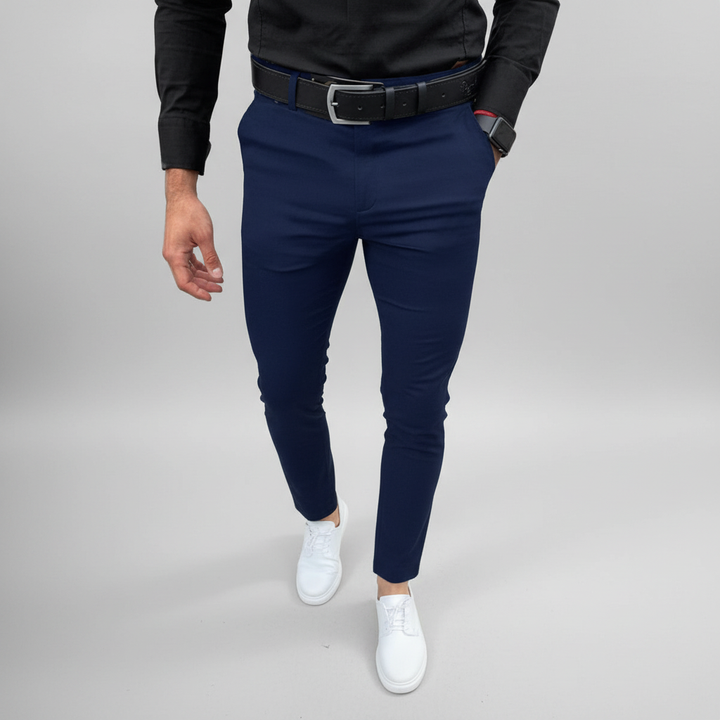 Detail der stilvollen Herren Slim Fit Hose Pascal, zeigt hochwertige Verarbeitung und modernen Schnitt.