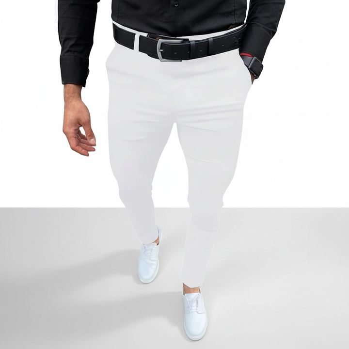 Vorderansicht der Herren Slim Fit Hose Pascal, zeigt den schlanken Schnitt und das elegante Design.