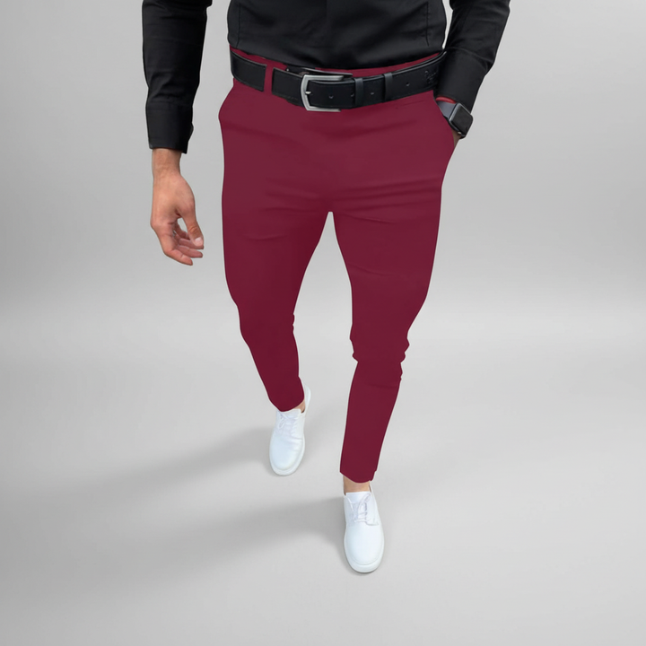 Seitenansicht der bequemen Herren Slim Fit Hose Pascal, perfekte Passform für jeden Anlass.