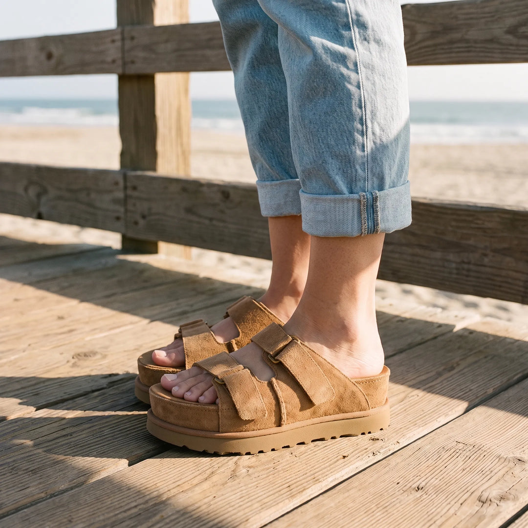 Damen Slip-On Sandalen mit markanter Plateausohle, verstellbaren Riemen und offener Zehenpartie für Sommer & Freizeit.