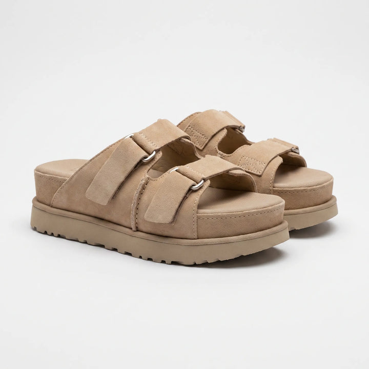 Bequeme Damen Plateau Pantoletten mit offener Zehenpartie, verstellbaren Riemen und markanter hoher Sohle für den Sommer.