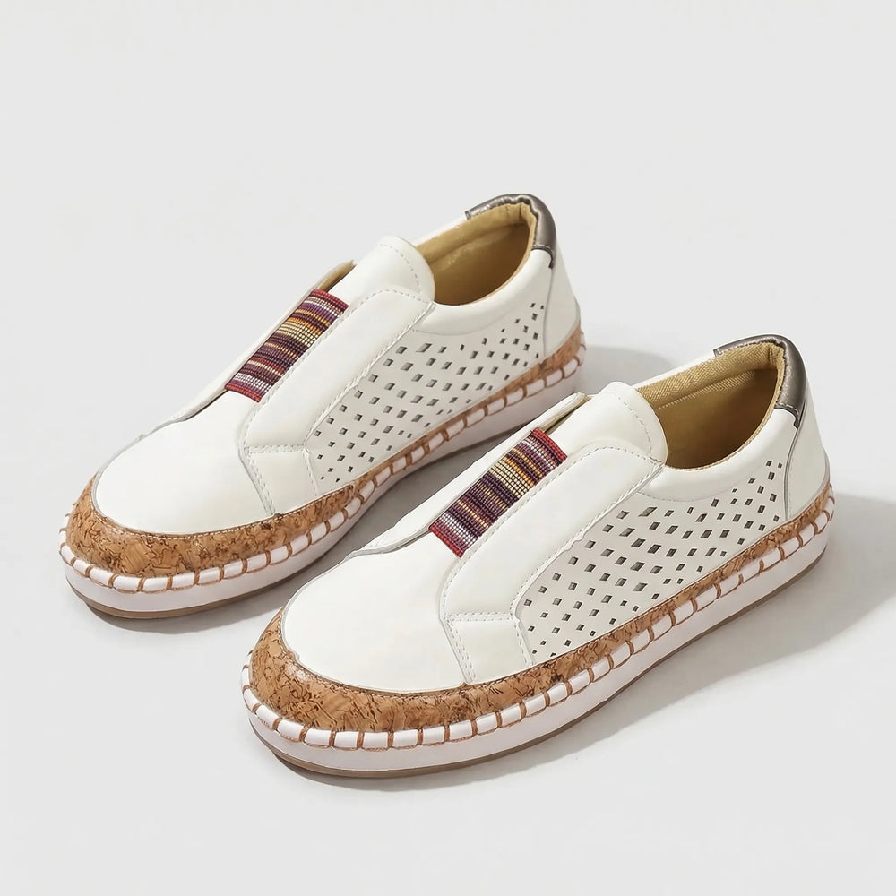 Modische Damen Slip-On Sneaker mit Plateau-Sohle. Bequeme Damenschuhe im Boho-Stil für jeden Tag.