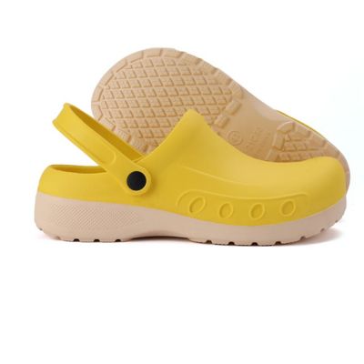 Professionelle schwarze Kochschuhe GripChef, rutschfeste Sohle, unisex, für sicheren Stand in der Gastronomie.