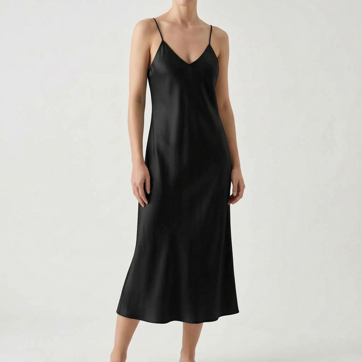 Glamouröses Damen Slipkleid mit schimmerndem Glanz, V-Ausschnitt & Spaghettiträgern. Ein trendiges Midikleid.