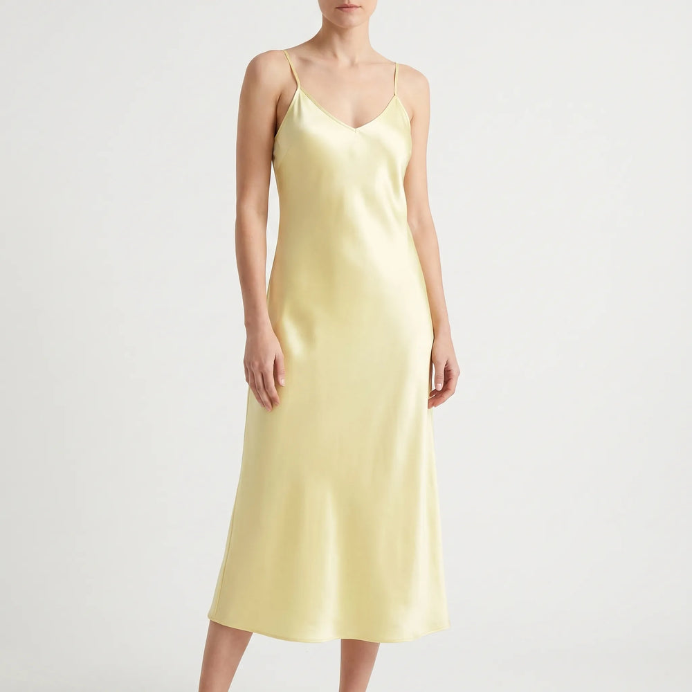 Schimmerndes Midikleid für Damen in Satinoptik, A-Linie, mit zarten Spaghettiträgern. Ideal als Sommerkleid.