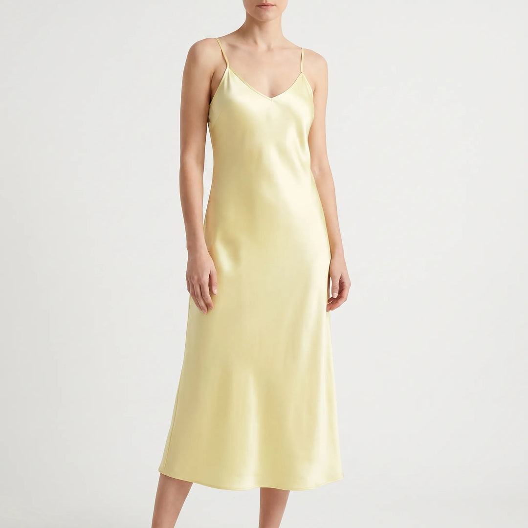 Schimmerndes Midikleid für Damen in Satinoptik, A-Linie, mit zarten Spaghettiträgern. Ideal als Sommerkleid.