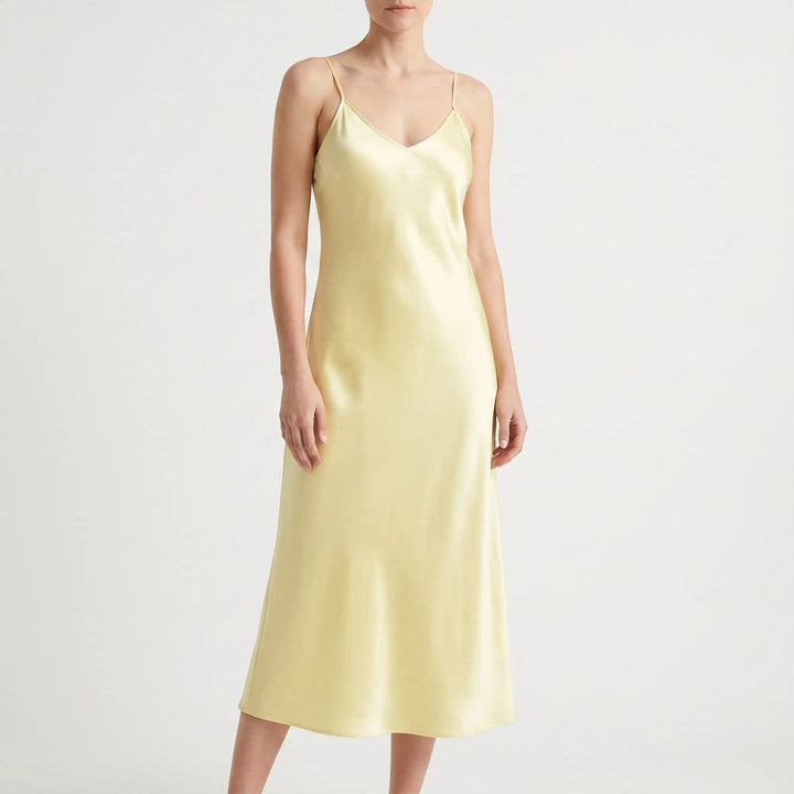 Schimmerndes Midikleid für Damen in Satinoptik, A-Linie, mit zarten Spaghettiträgern. Ideal als Sommerkleid.