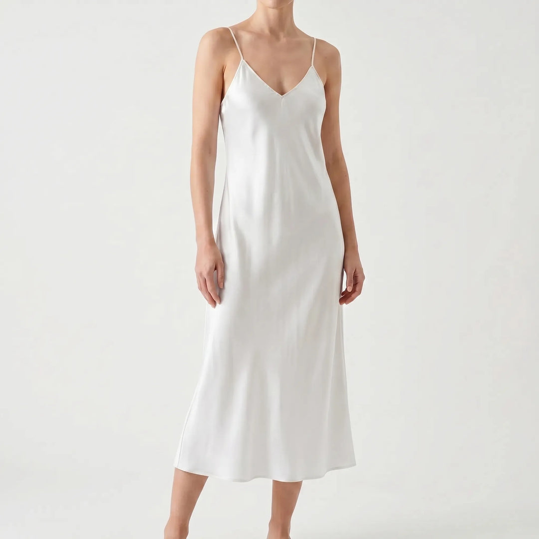 Stilvolles A-Linien Slipkleid für Damen, schimmernde Textur, vielseitig als Party- oder Freizeitkleid tragbar.