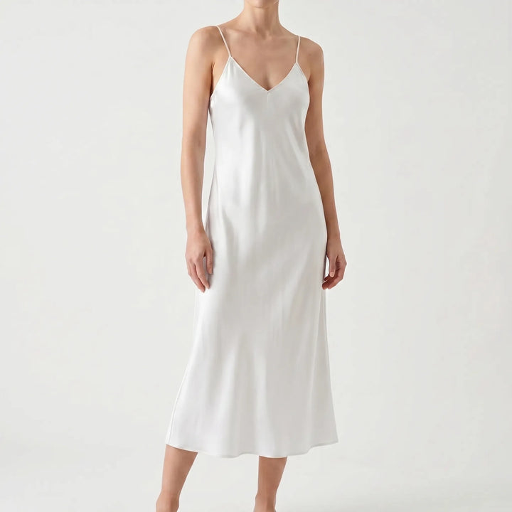 Stilvolles A-Linien Slipkleid für Damen, schimmernde Textur, vielseitig als Party- oder Freizeitkleid tragbar.